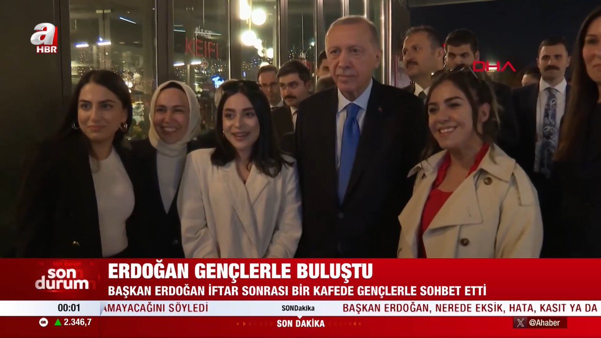 BAŞKAN ERDOĞAN GENÇLERLE BULUŞTU Başkan Recep Tayyip Erdoğan, iftar sonrası bir kafede gençlerle sohbet etti.
