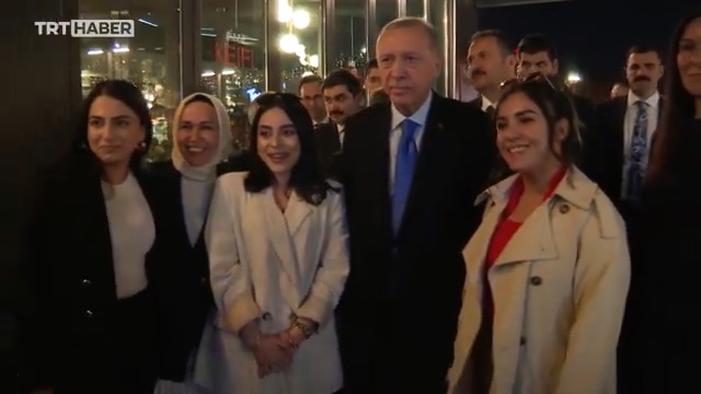 Erdoğan, Ankara'da bir kafede gençlerle sohbet edip fotoğraf çektirdi. Gazeteci Hasan Basri Akdemir: “Vatandaşla arasına mesafe koymayan ve doğal olan Erdoğan. Seçimden alınan en büyük mesajdır.”