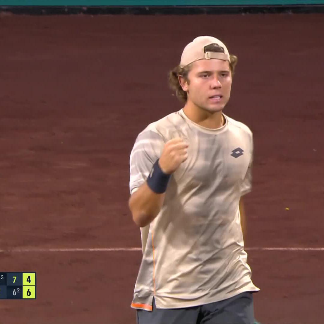 Houston Marathon 🏃🏻♂️ Aleks Kovacevic wins a 7-6(3) 6-7(2) 6-4 battle with Kokkinakis for his maiden ATP Tour win on clay 👏 #USClay