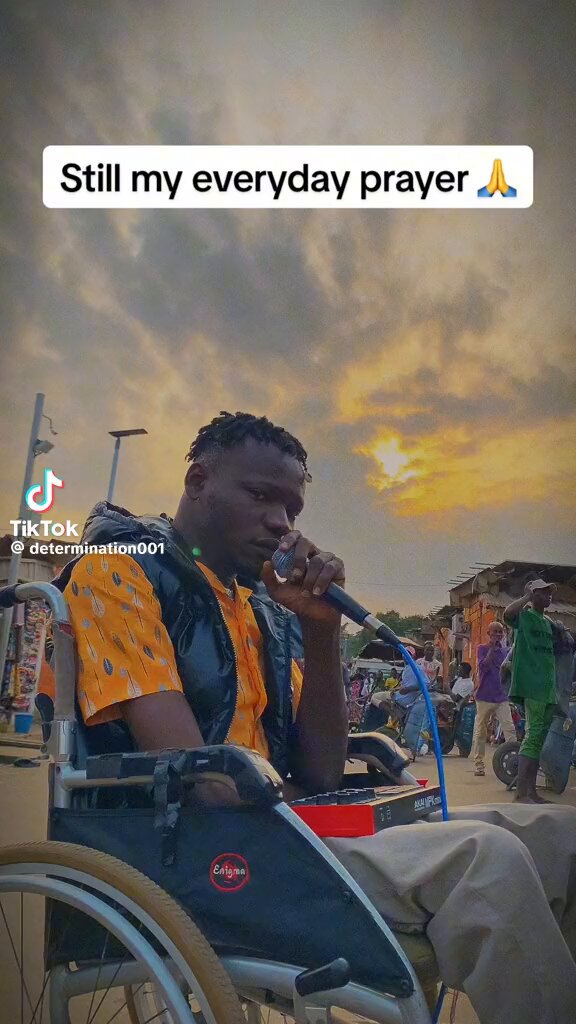 This guy, Determination was going to different markets to sing this song when he dropped, hoping it would blow but guess what, it’s now been featured in the Netflix banger, “Afamefuna”. Bro, keep grinding, e go surely pure soon.