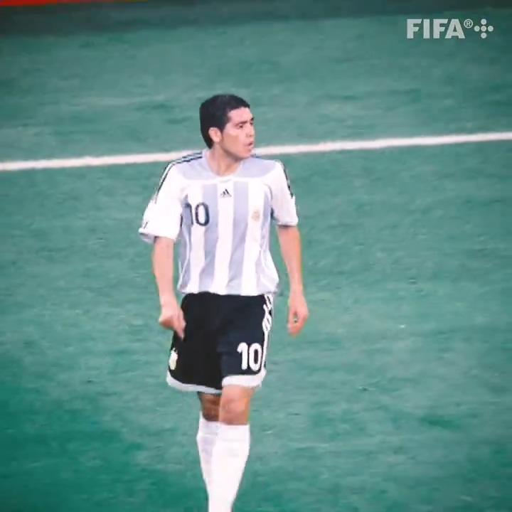 🇦🇷 Invente, Román, invente. 🪄 En el aniversario 119 de Boca Juniors, les compartimos más de 5 minutos de Juan Román Riquelme en la #CopaMundialFIFA de 2006. 🔵🟡