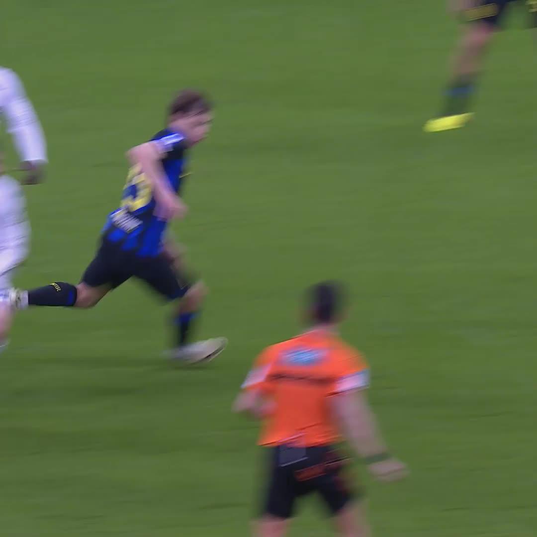 Barella's life is on easy mode😲