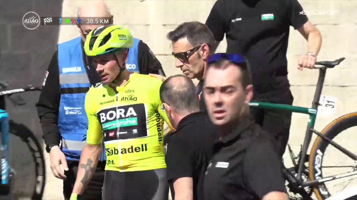 🚴🇪🇸 | Primoz Roglic is gevallen in het Baskenland. De Sloveen van BORA-hansgrohe gaat momenteel aan de leiding in het klassement, maar heeft serieuze schade opgelopen. #Itzulia 📺 Koers kijk je op discovery+