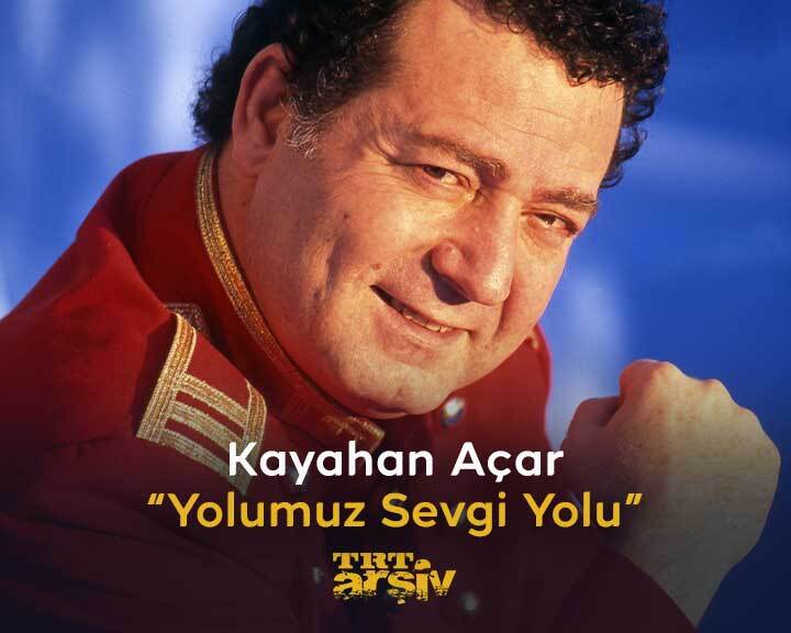 “Yolu sevgiden geçen herkesle bir gün, bir yerde buluşuruz.” Müzik yolculuğumuzda konuğumuz #Kayahan. 9 sene önce aramızdan ayrılan ünlü şarkıcıyı hangi şarkısıyla hatırlıyorsunuz? 🎼