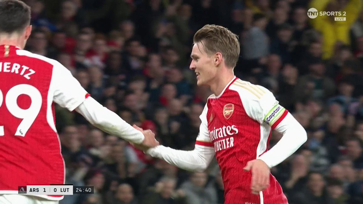 That technique from Martin Odegaard 😮‍💨 The Gunners are ahead inside the opening 30 minutes through their skipper 👏 📺 TNT Sports &amp; discovery+ UK