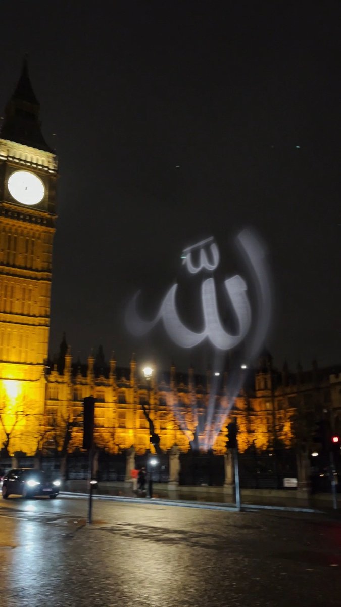 🔴 برطانیہ کے شہر لندن میں رمضان المبارک کے مظاہر میں لفظ "اللہ" کی روشنیاں