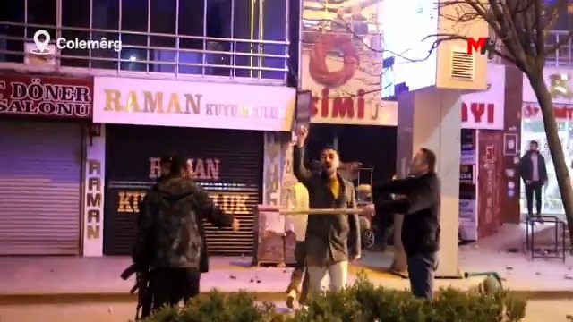 AKP Hakkari İl Başkanı Zeydin Kaya'nın kardeşlerinin gençlere silahlarla saldırısını görüntüleyen gazetecilerden Colemêrg Haber İmtiyaz Sahibi Mimar (Sofi) Kaya: * Ölümle tehdit ediliyorum * Can güvenliğim sağlanana kadar açlık grevine giriyorum Mezopotamya Ajansı