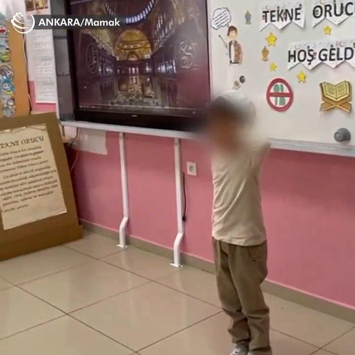 Ankara Mamak'taki bir okulda 1. sınıfa giden çocuklara "tekne orucu" tutturuldu ve kafalarına takke takılarak ezan okutturuldu.