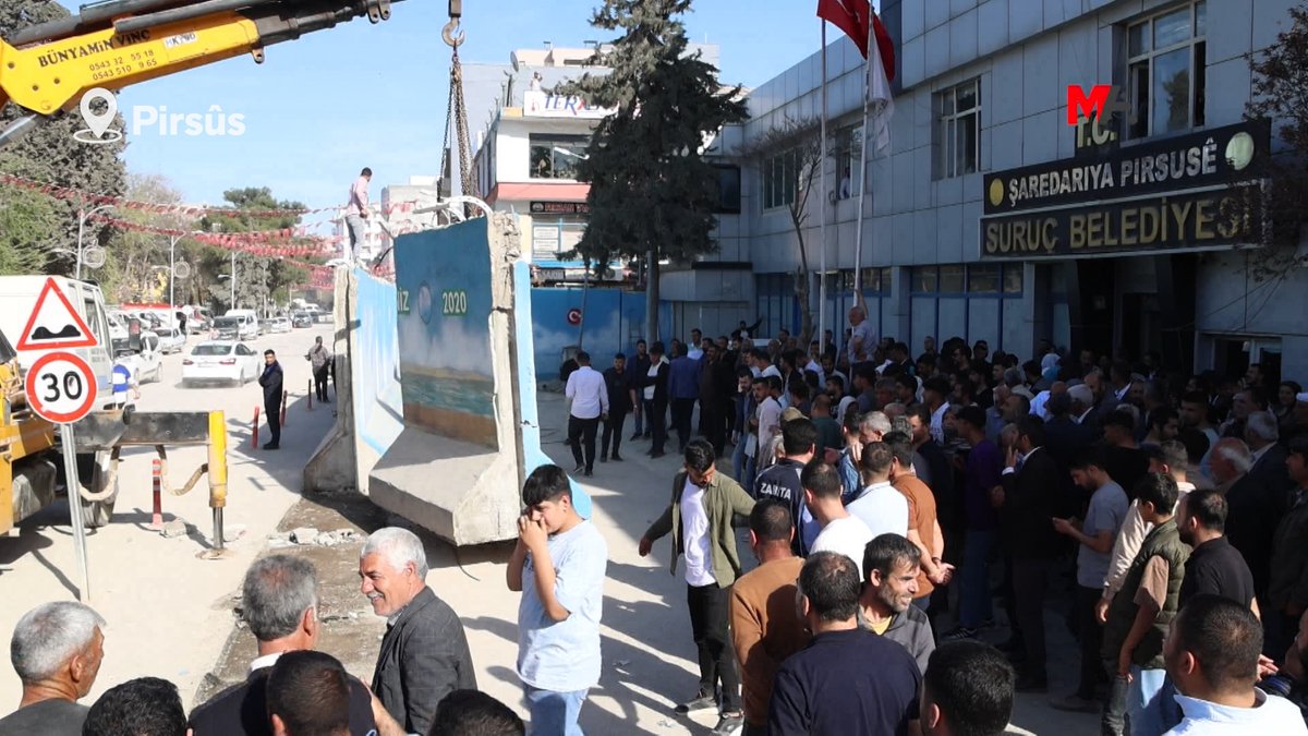 Karakollara dönüştürülen belediyeler halkın eline geçince bakın nasıl beton bloklar kaldırılıyor. Şimdi Suruç halkı elini kolunu sallayarak kendi belediyesine girecek. Akp ve kayyımlar utançtır.