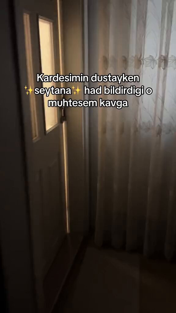 Banyoda şeytanla tartışmaya giren kardeşini gizlice kaydetti: -Senin hiç kimsem yok lan! -Şeytan sen vatan hainisin. -Benim iki meleğim var senin neyin var.