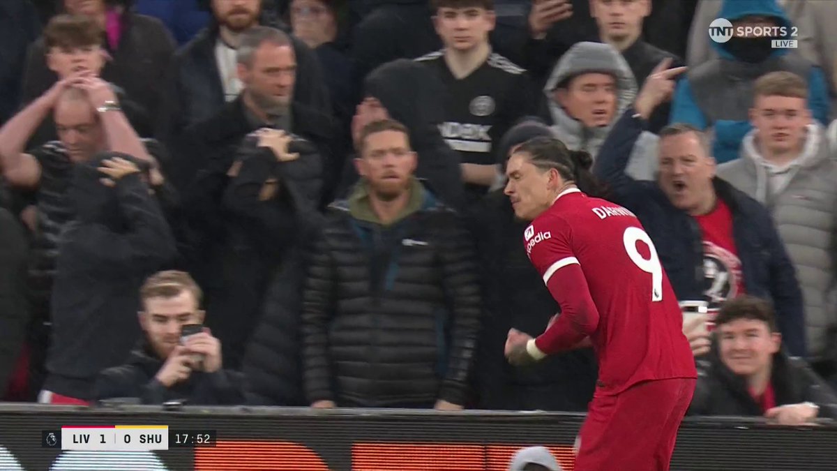 Ivo Grbić 𝐆𝐈𝐅𝐓𝐒 Darwin Nunez a goal! The Sheffield United goalkeeper won't want to watch that one back 😬 📺 TNT Sports &amp; discovery+ UK