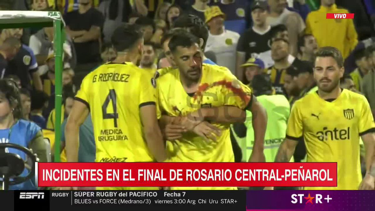 Tremendo el final entre Rosario Central y Peñarol en el Gigante de Arroyito. Los hinchas locales agredieron a Maxi Olivera, que quedó con la cara ENSANGRENTADA. Lamentable. ❌😔