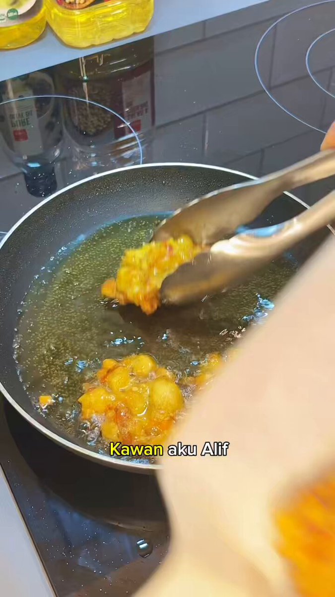 Ep 25 : Cucur Kentang 🤤🍟✨ Luar crispy dalam still lembut. Memang sedap, sekali dah makan memang tak boleh stop. Selamat mencuba and selamat berbuka! 🙌🏻
