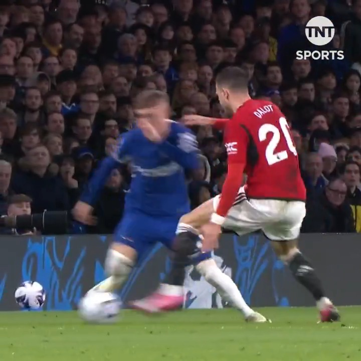 This Cole Palmer skill on Diogo Dalot 🥶