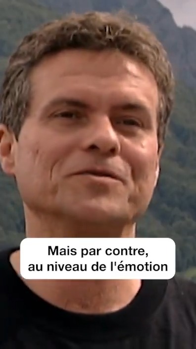 Le regretté Paul Houde était un grand passionné d'astronomie. En 1999, nous le suivions jusqu'en Autriche, où il a pu observer une éclipse solaire totale. ✨☀️ En espérant qu'il puisse apprécier la prochaine d'un angle tout nouveau, parmi les étoiles →