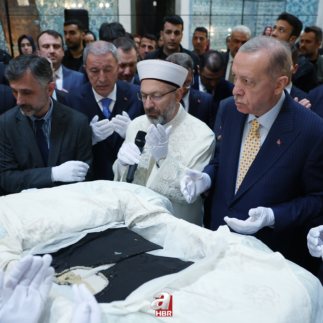 BAŞKAN ERDOĞAN DESTİMAL PROGRAMI'NA KATILDI Başkan Recep Tayyip Erdoğan, Ayasofya Camii'nde kıldığı cuma namazının ardından Hırka-i Şerif'i ziyaret ederek Destimal Programı'na katıldı.