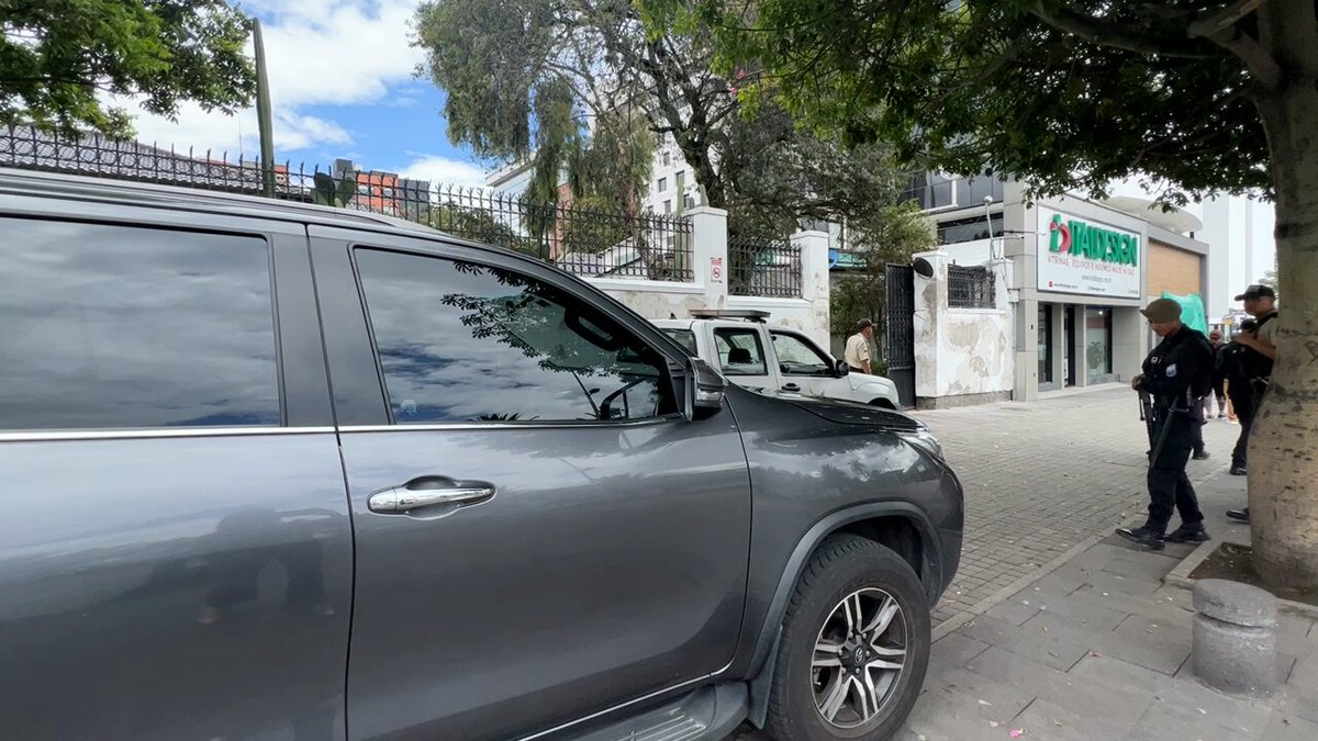 🔴 Entran y salen autos del cuerpo diplomático en la embajada de México en Quito. Personal policial y militar custodia a la delegación diplomática, una acción que ha generado el rechazo de México que concedió hoy el asilo político a Jorge Glas, quien se encontraba como huésped en la embajada desde diciembre. CNN en Español