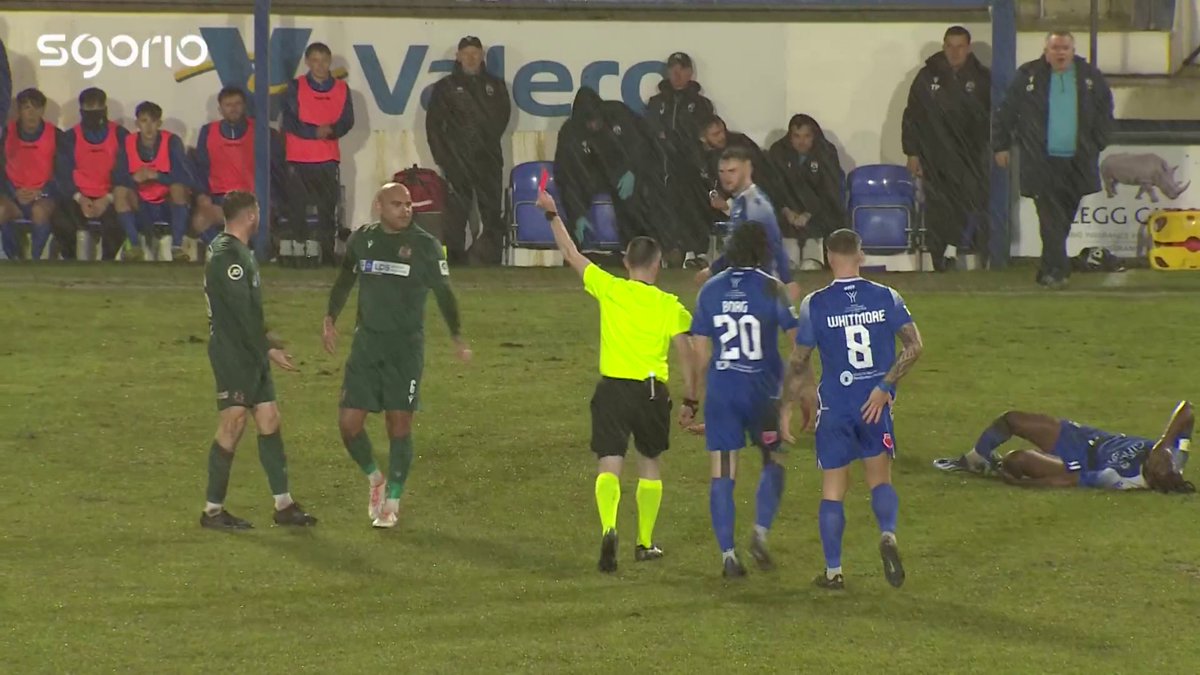 Aiden Lewis yn gweld cerdyn coch am dacl ar Martell Taylor-Crossdale 🟥 Aiden Lewis is sent off for a challenge on Martell Taylor-Crossdale 🟥