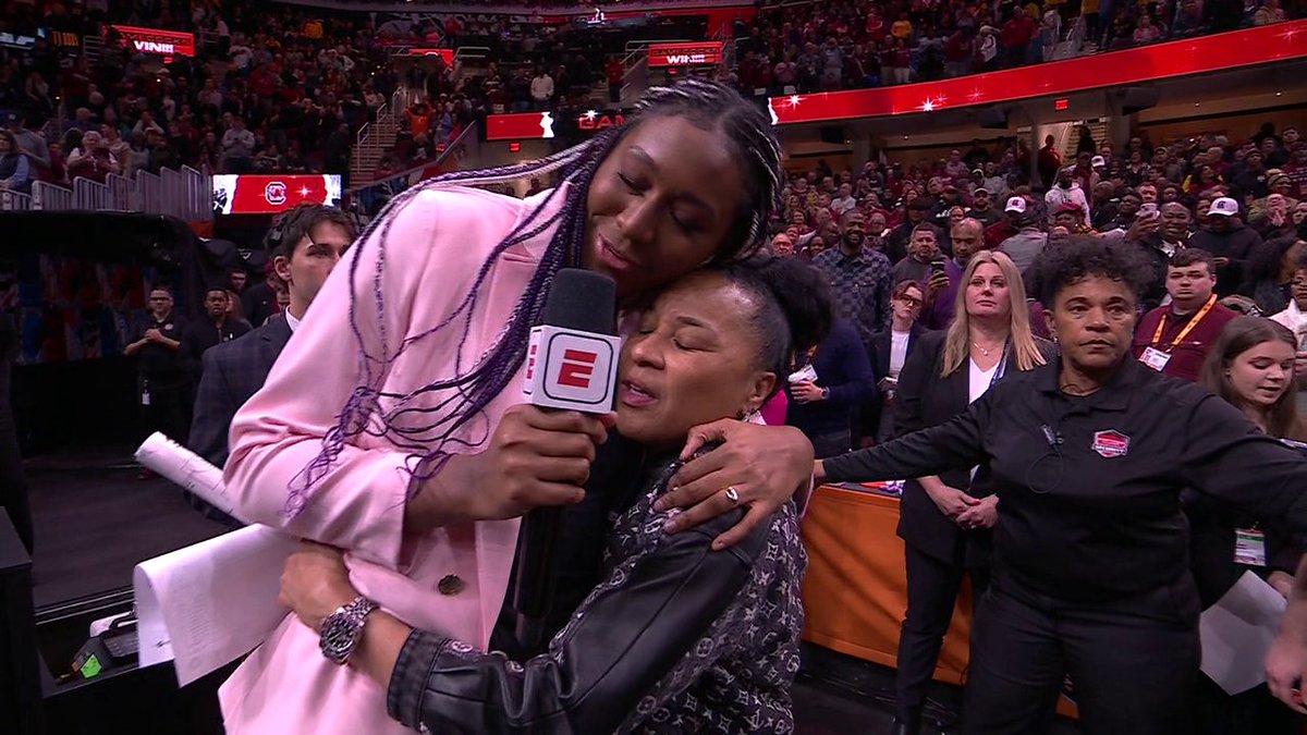 Aliyah Boston interviewed Dawn Staley after South Carolina's win 🥹