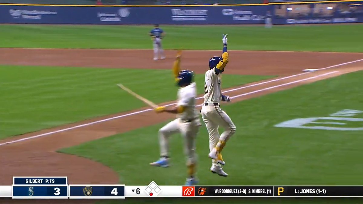 431 FEET 💥 Christian Yelich puts the Milwaukee Brewers back in the lead.