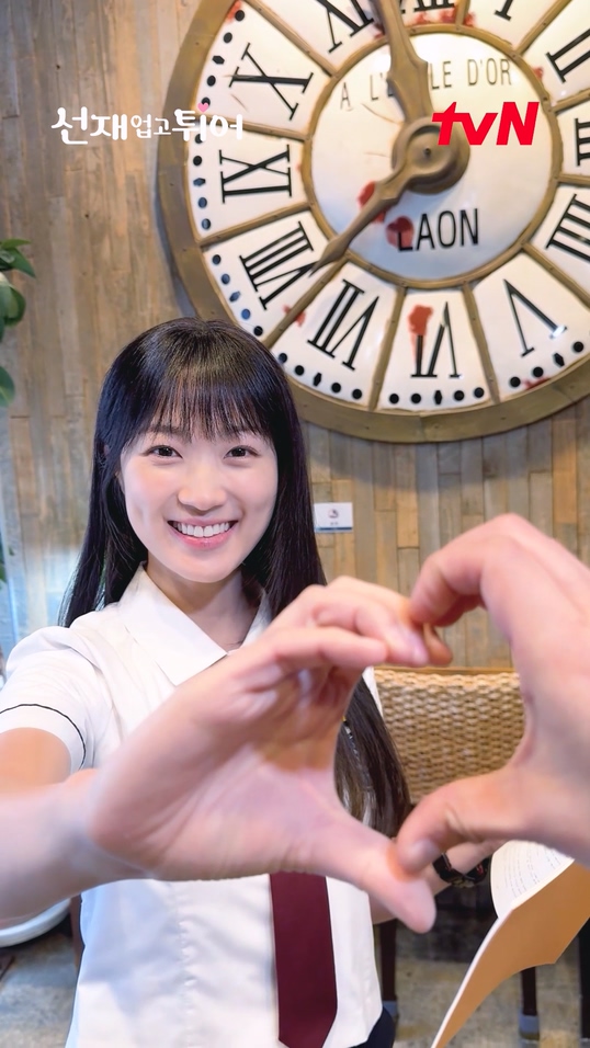 *충격* 하트 만들어주는 말랑콩떡 임솔 실존! 지금 당장 임솔 주머니에 넣고 튀어! (っ'-')╮=͟͟͞♡ 타임슬립 구원 로맨스 <선재 업고 튀어> 4/8 [월] 저녁 8:50 첫 방송ㅣtvN #선재업고튀어 #LovelyRunner #변우석 #김혜윤 #tvN #tvN에서봐 #스트리밍은TVING