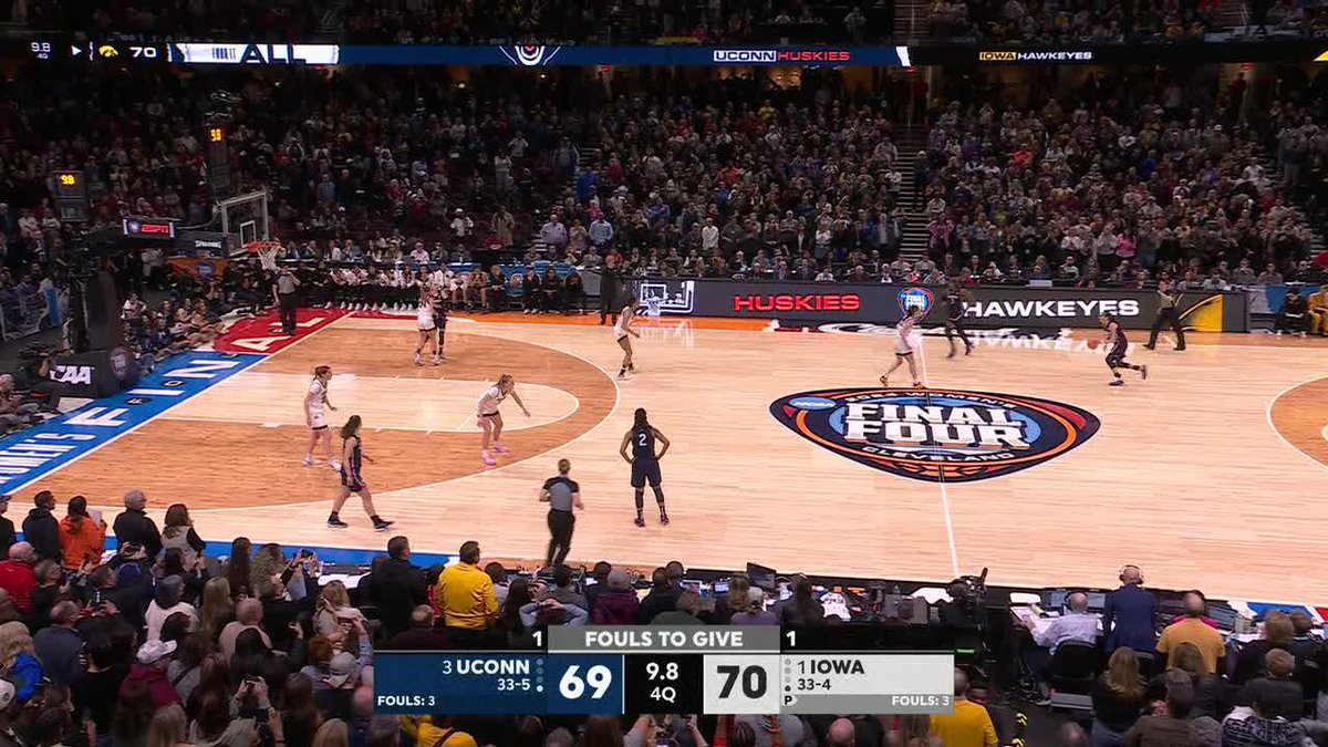 Offensive foul on UConn... do you agree with the call? #FinalFour 🏀🦓