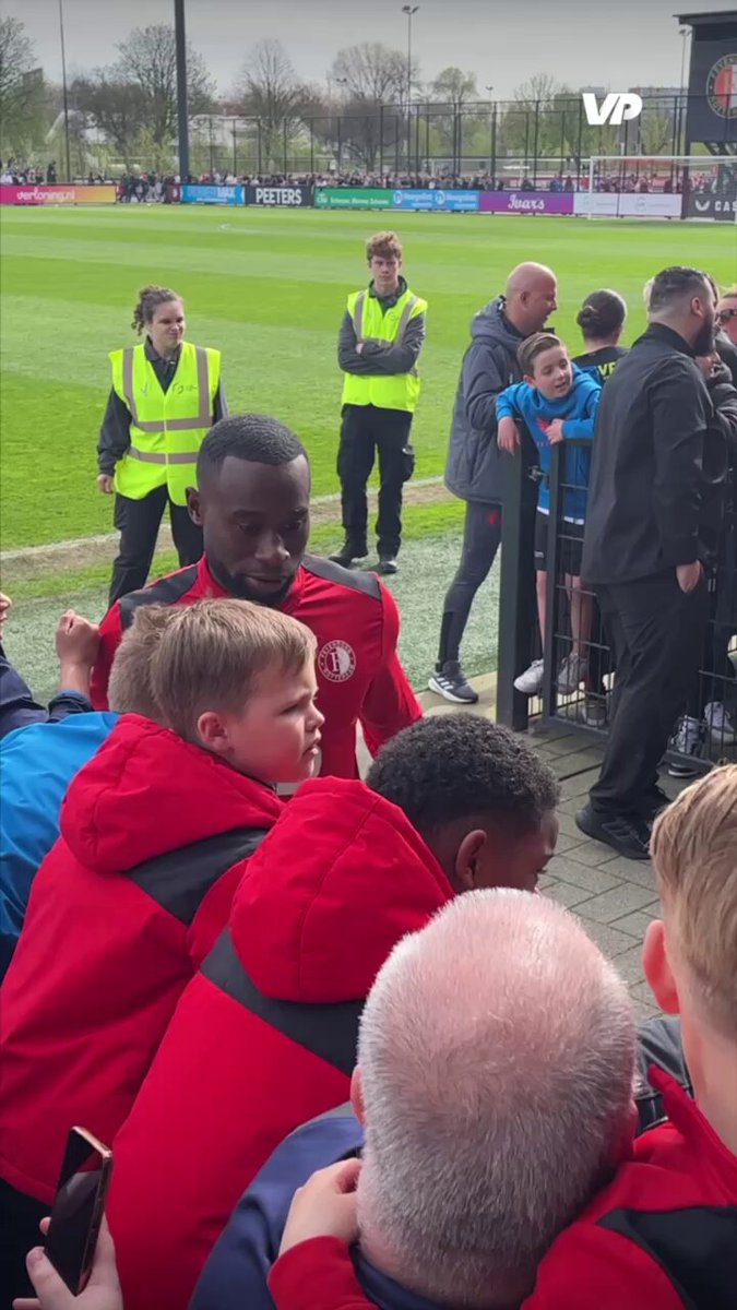 𝐏𝐫𝐚𝐜𝐡𝐭𝐢𝐠 🥲 ❤️ Deze jonge Feyenoord-supporter 𝐩𝐢𝐧𝐤𝐭 𝐞𝐞𝐧 𝐭𝐫𝐚𝐚𝐧𝐭𝐣𝐞 weg bij het zien van Geertruida en wordt vervolgens 𝐝𝐨𝐨𝐫 𝐳’𝐧 𝐢𝐝𝐨𝐨𝐥 𝐠𝐞𝐭𝐫𝐨𝐨𝐬𝐭. 🙏 #feyenoord #geertruida