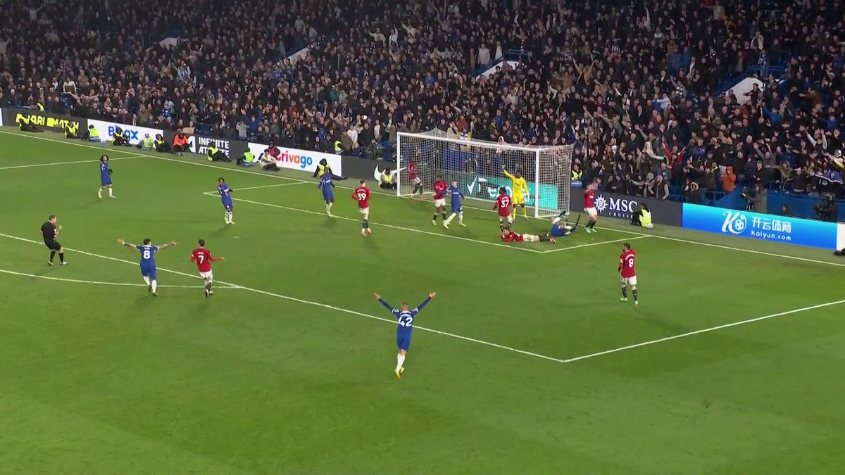 "I didn't think it was a penalty kick" Mike Dean says he was surprised Chelsea were awarded a penalty against Man United and it was a 'soft decision' 😬
