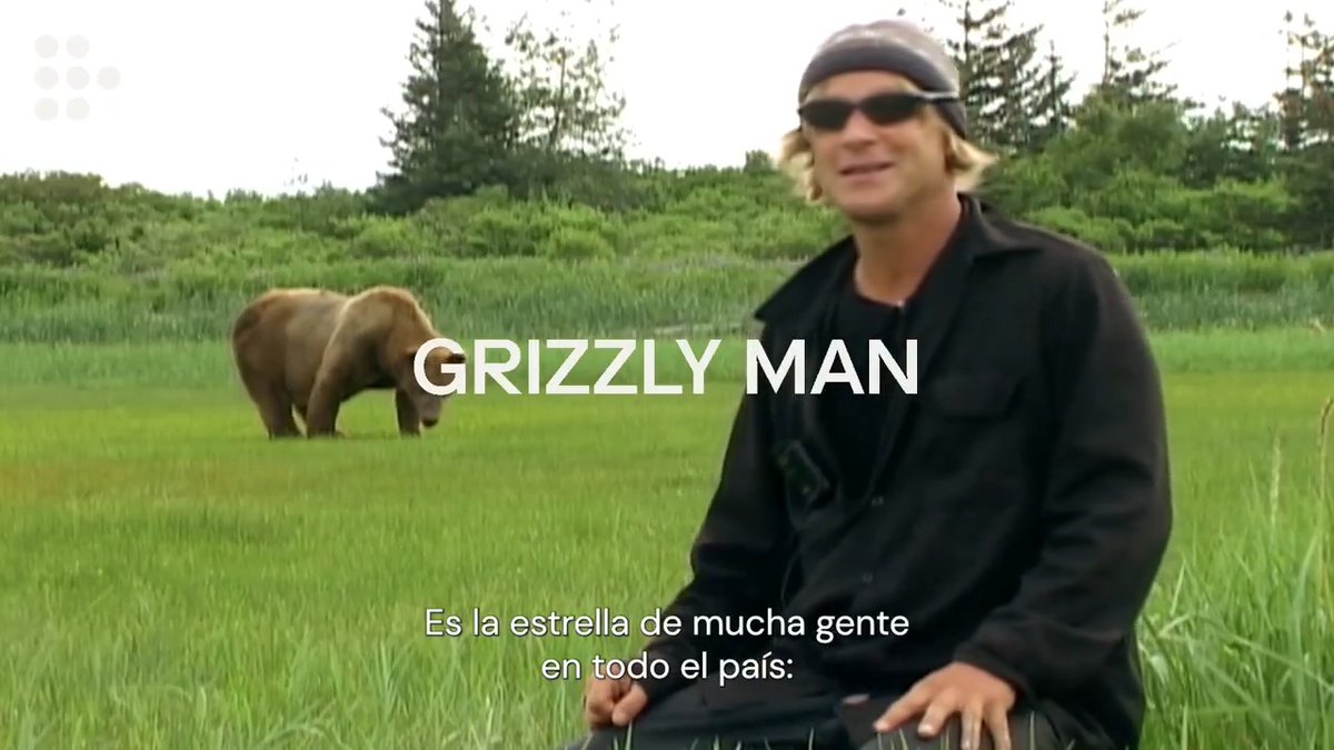 Werner Herzog ofrece una mirada profunda a la vida y muerte del experto en osos, Timothy Treadwell. Una reflexión lúcida sobre la tenue relación entre el humano y la naturaleza. GRIZZLY MAN #AhoraEnMUBI