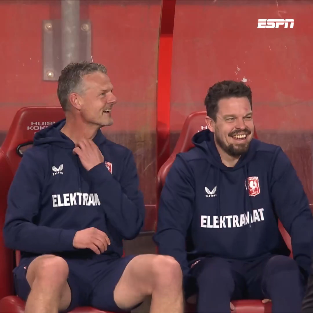 📍 Eindhoven: Jesper Uneken de bejubelde man bij PSV na zijn goal 🥳 📍 Enschede: vader Peter Uneken loopt vol trots rond 🥹❤️ #psvaz