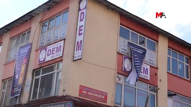 DEM Parti, Qers merkezde usulsüz bir şekilde MHP’nin kazandığı seçimin gerçek sonuçlarını il binasına astı