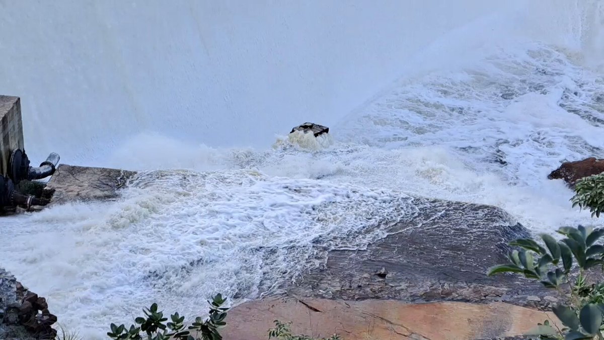 O Sertão virou mar e a longa espera de treze anos chegou ao fim. As águas das chuvas no Açude Gargalheiras garantirão que a sede não baterá a porta de ninguém. Muitas pessoas emocionadas, muita fé, muita alegria em quem veio ver esse espetáculo das águas.