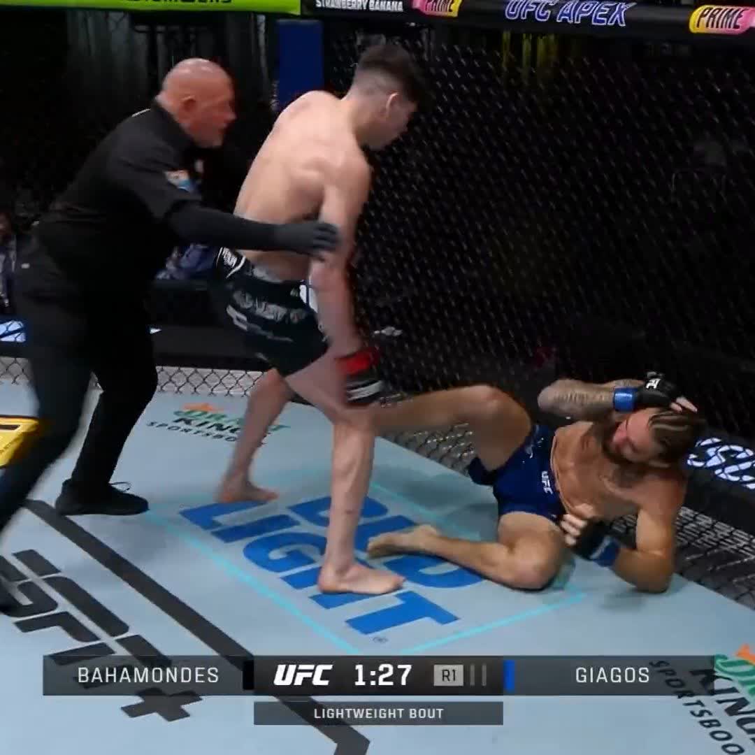 WALKOFF HEAD KICK KO 😱 Ignacio ”La Jaula” Bahamomdes ends it early in a HUGE way! #UFCVegas90