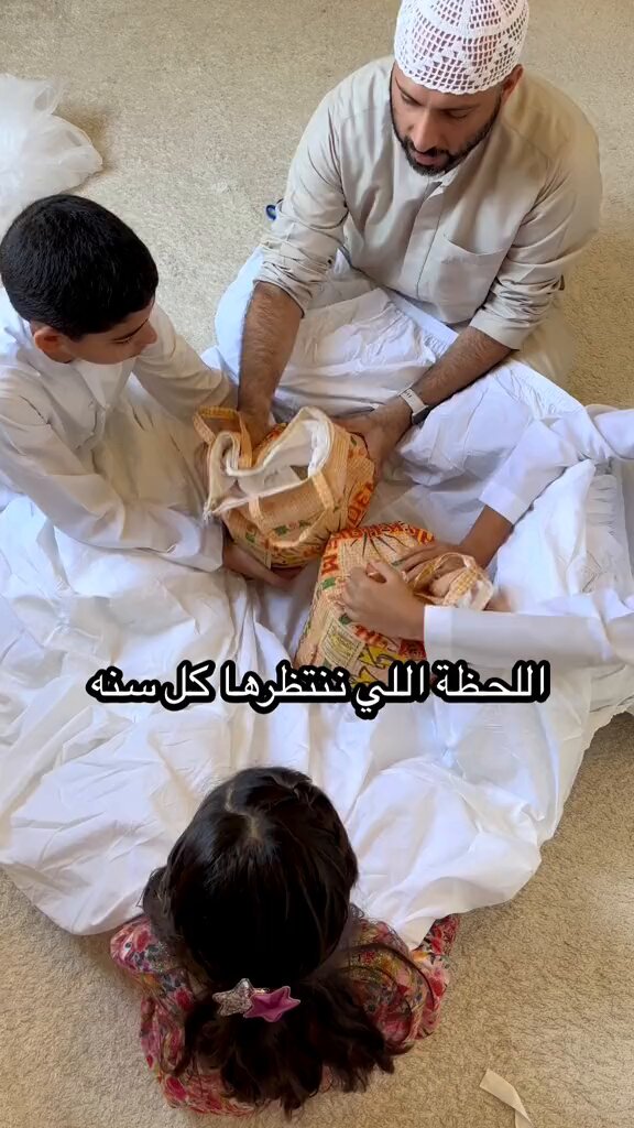 مستحيل نحس بالعيد لين يسوي ابوي هالحركة ويجمع البيت كله ونشوفه وهو يوزع الزكاه عندكم هالعاده ولا بس ببيتنا؟؟؟