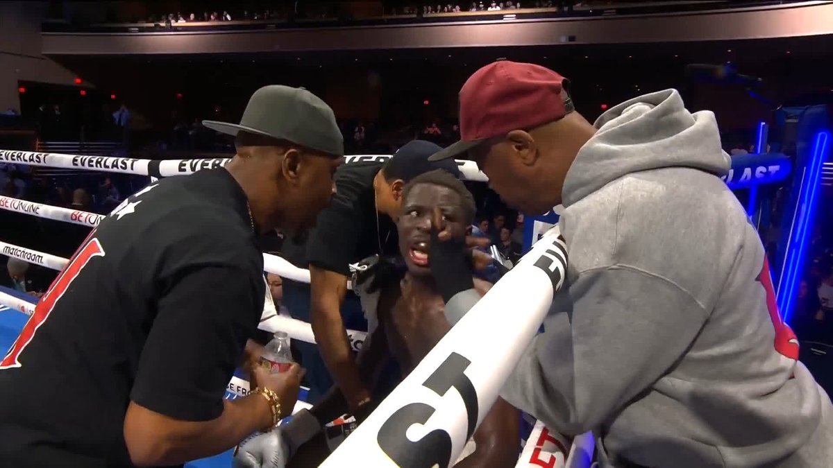 The Hitchins corner calling for more! 🗣️ Into the 10th round in Las Vegas #HitchinsLemos live on DAZN
