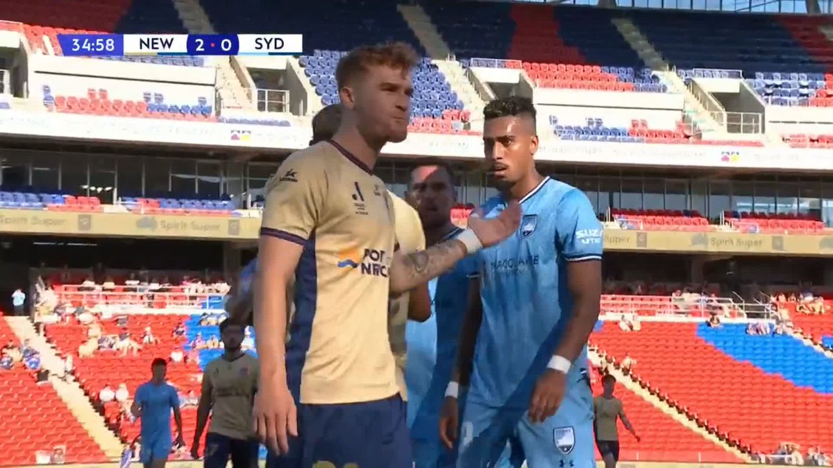 STRAIGHT RED!!! 🟥⚽ Robert Mak has been sent off, and Sydney FC have dug themselves a massive hole!! NEWCASTLE JETS FC ✈️ lead Sydney FC 2-Nil! Watch #NEWvSYD, live and free on 10 Bold & 10 Play! 📱💻📺: