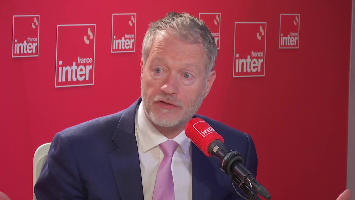 "Le labour, l'action mécanique de la charrue, est pire que le glyphosate", assure Marc-André Selosse, professeur au Muséum national d’Histoire naturelle et biologiste. "Il faut sortir du glyphosate mais il faut avant tout maintenir l'agriculture de conservation", dit-il.