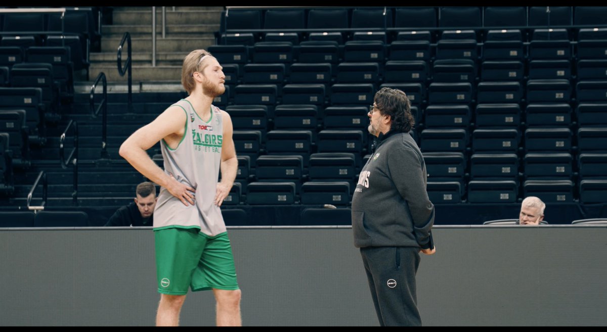 Andrea Trinchieri e il rapporto con i giocatori. Nel nostro reportage abbiamo un momento bellissimo: il discorso che ha fatto a Brady Manek, giù di morale per le recenti basse percentuali al tiro. Full video: BC Zalgiris Kaunas brady manek Andrea Trinchieri