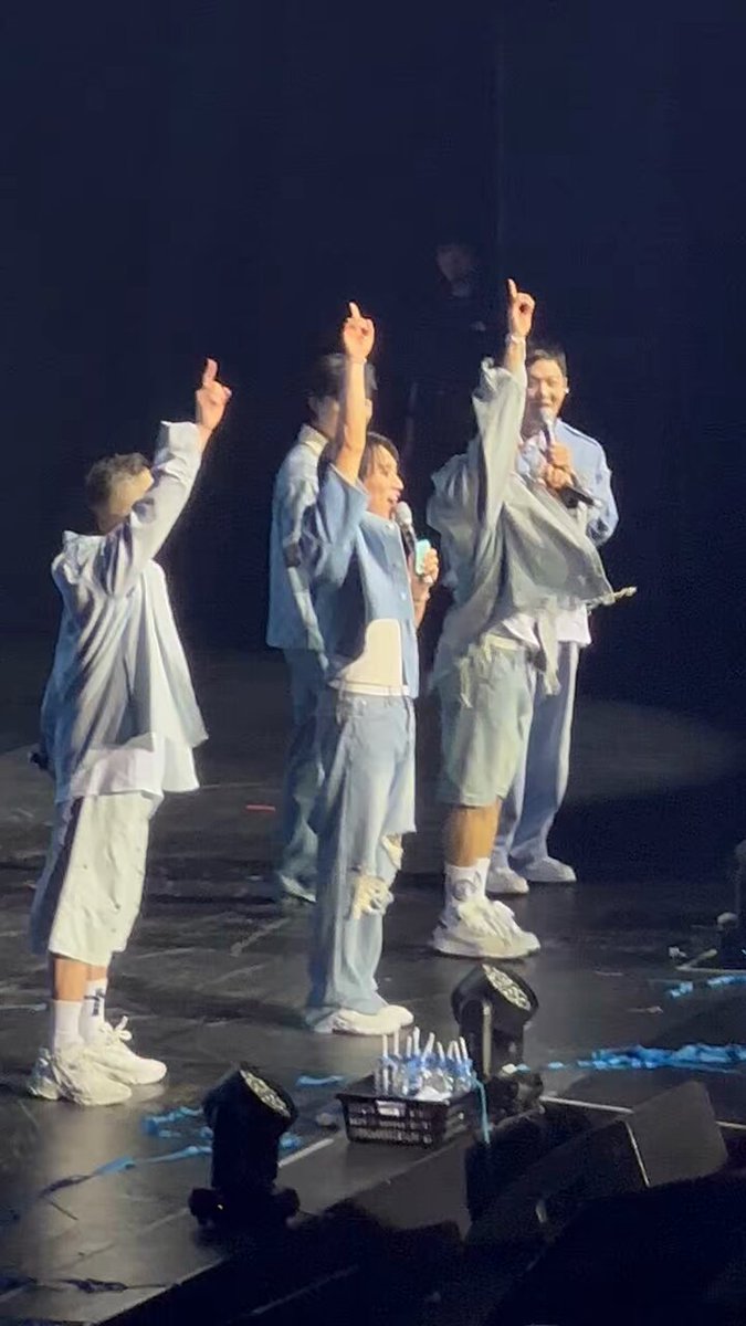 240407 BTOB FAN-CON OUR DREAM in Manila Eunkwang and Mihyuk performs the chorus of PLOT TWIST by TWS Presented by: Ovation Productions BTOB IN MANILA #비투비 #BTOB_OUR_DREAM_MANILA #BTOB