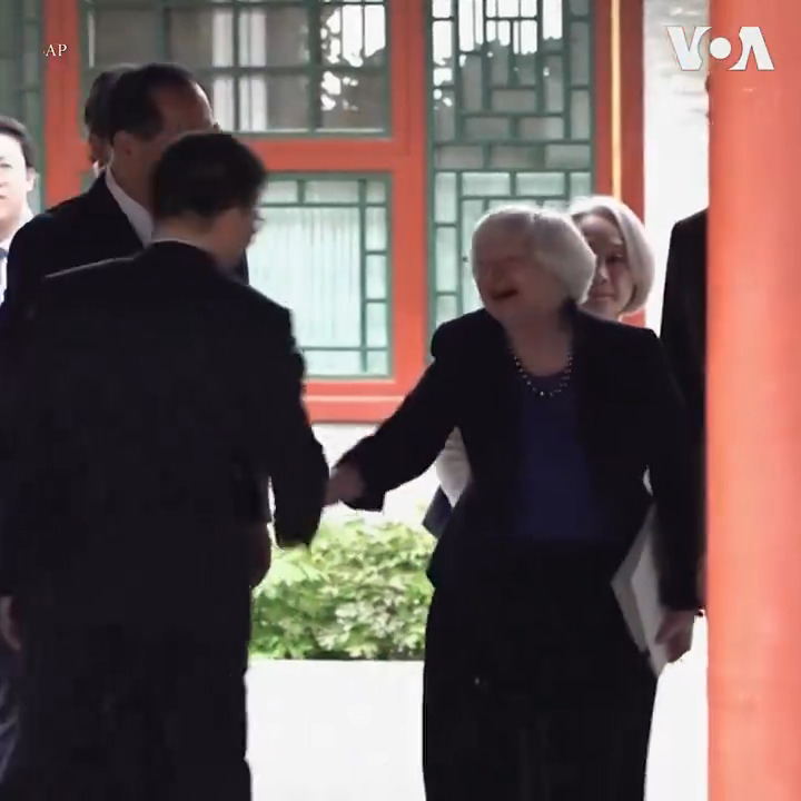 美国财政部长耶伦7日与北京大学师生会面。耶伦在对学生们的讲话中强调了加深经济政策的了解对建立良好的双边关系非常重要。耶伦这次访问中国的重点是造成美国企业和工人处于不利竞争地位的贸易行为。 相关：