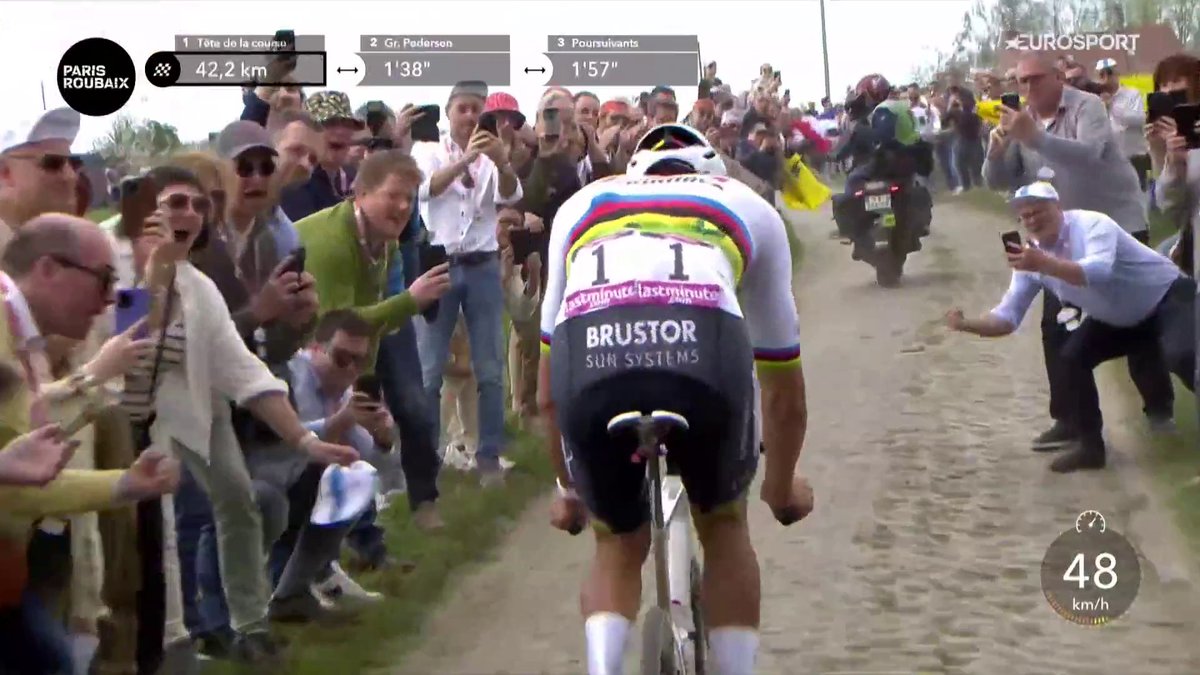 🚴🇫🇷 | Precies op het moment dat Mathieu van der Poel voorbij komt je petje verliezen.. Heel toevallig.. 👀​👀​ #ParisRoubaix 📺 Koers kijk je op discovery+