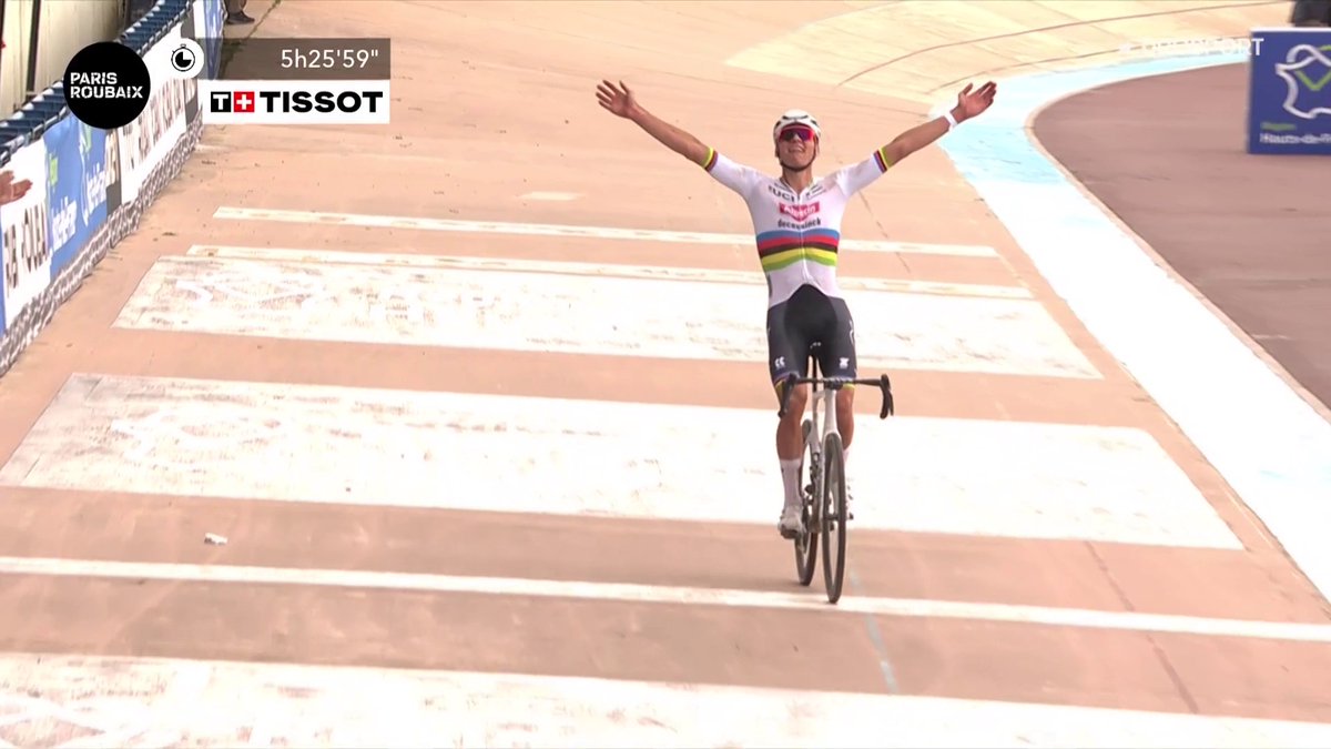 🚴🇫🇷 | Er was één topfavoriet. Iedereen keek naar hem. En hij doet het! Mathieu van der Poel wint Parijs-Roubaix voor de tweede keer! Zijn zesde monument! 👏👏 #ParisRoubaix 📺 Koers kijk je op discovery+