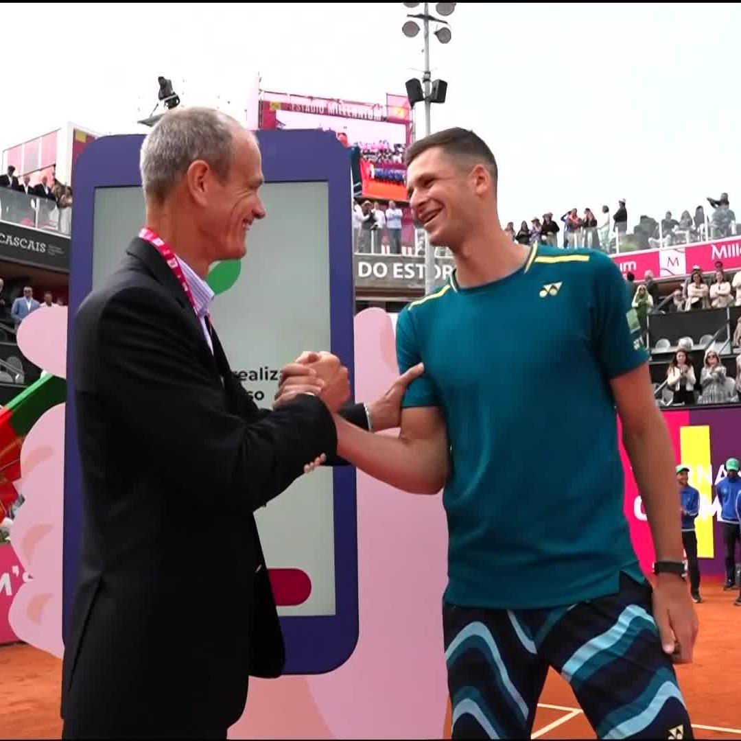 A unique way of receiving prize money 😅 Hubert Hurkacz #EstorilOpen