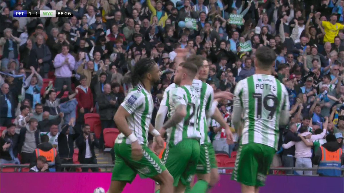 This final has burst into life! 🤯 What a STRIKE from Dale Taylor 🚀