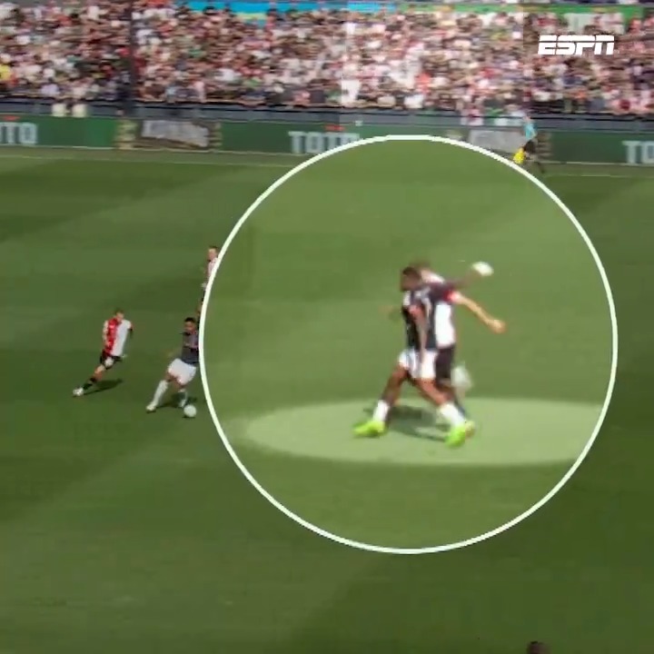 Had Steven Bergwijn rood moeten krijgen? 🤔🟥