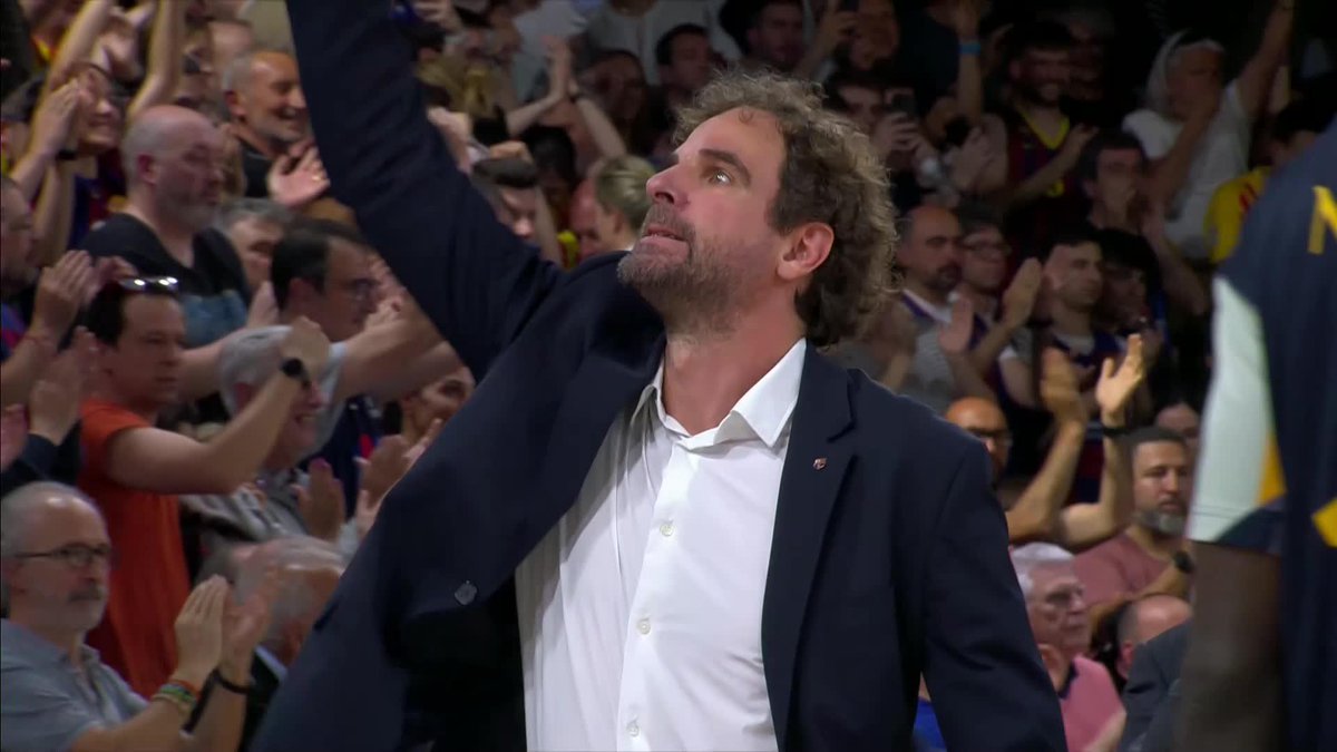 La 𝙖𝙡𝙚𝙜𝙧𝙞́𝙖. La 𝙧𝙖𝙗𝙞𝙖. La 𝘾𝙀𝙇𝙀𝘽𝙍𝘼𝘾𝙄𝙊́𝙉 de Roger Grimau sobre la cancha del Palau. #LigaEndesa | Barça Basket
