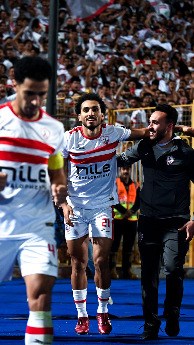 احتفال اللاعب رقم 1 مع صاحب هدف الليلة غير 😍🧣 #Zamalek | #MostTitledIn20C | #الزمالك_أولًا