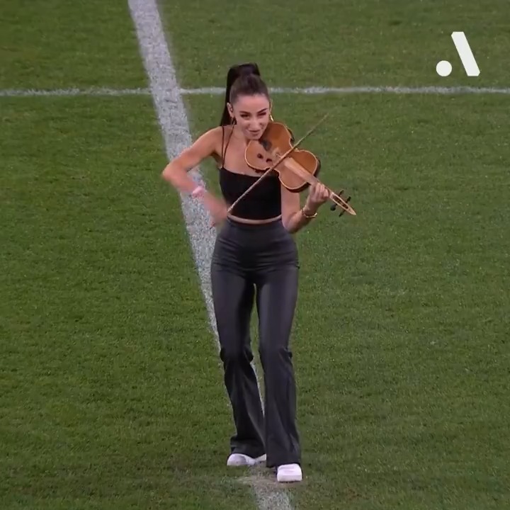 Goosebumps 🎻😍 This rendition of Seven Nation Army before the Melbourne Derby was absolutely incredible 🙌