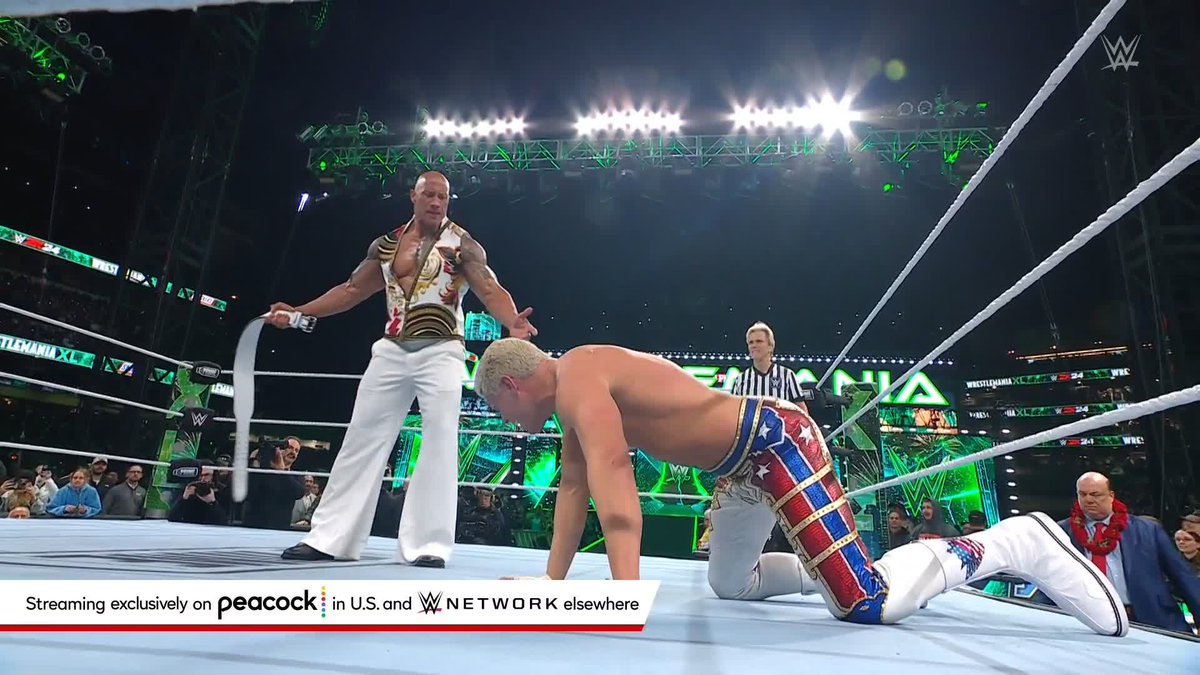 WWE’de yaşayan efsane Undertaker sahnede.