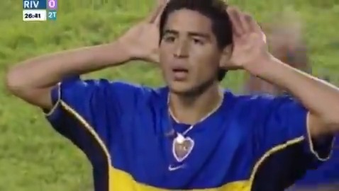 🔙 Hoy se cumplen 23 AÑOS de uno de los festejos más icónicos en la HISTORIA del fútbol argentino. Sí, el Topo Gigio, made in Juan Román Riquelme. 👐🏼🇦🇷